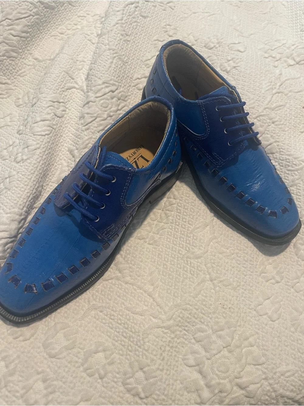 Kids Boys Blue Leather Lace-Up Dress Shoes 11 Rubber soles and heels.